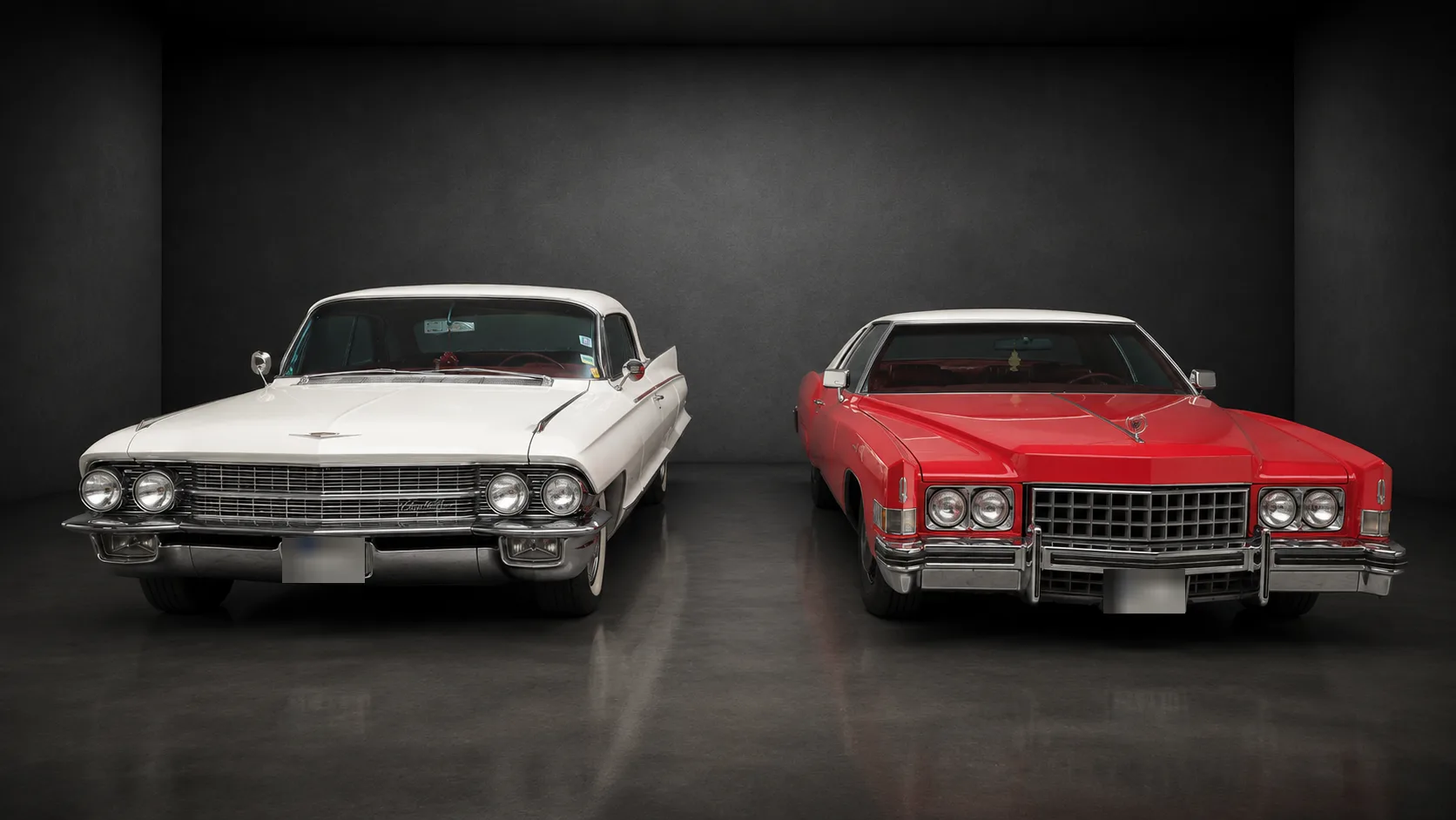 Zwei klassische Cadillac nebeneinander von vorn, links ein weißes Modell mit Heckflossen, rechts ein rotes Coupé